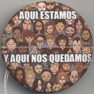 Button „Aqui Estamos Y Aqui Nos Quedamos“ (Hier sind wir und hier bleiben wir)