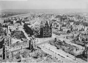 Dresden. Blick vom Rathausturm nach Nordosten über die Ruinen der Innenstadt zum Pirnaischen Platz mit der Ruine des Kaiserpalastes