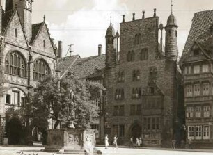 Hildesheim. Historischer Markt mit Rolandbrunnen (1540; G. Pencz).