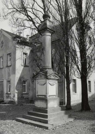 Neusalza-Spremberg, Denkmal : Neusalza-Spremberg. Denkmal für die Gefallenen des Deutsch-Französischen Krieges (letztes Drittel 19. Jahrhundert, Sandstein), Kirchstraße