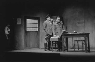 Szenenbilder aus dem Stück "Die Sonnenbrucks" von Leon Kruczkowski am Deutschen Theater Berlin : Szene mit Hans Stiebner als Hoppe (rechts)