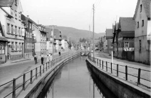 Friesenheim: Dorfstraße mit Kanal