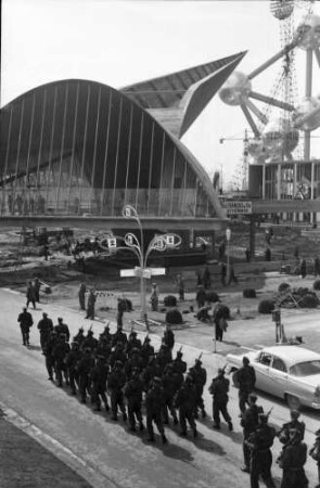 Brüssel: Belgien, Pavillon der Architektur [im Vordergrund Militär]