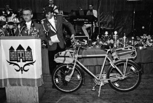 Schützenfest: Erich Mai und Herbert Marter von der Schützengilde Ahrensburg übergeben Postfahrrad an Schützenkönig Heinrich Breckling