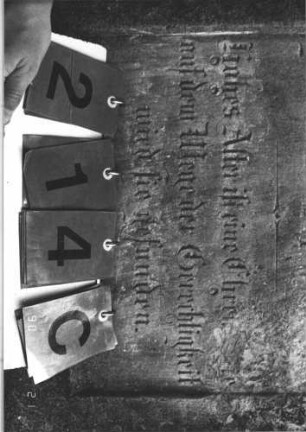 Grabstein 214 (Index: 100009132) Zustand: Rückseite: kleines Stück abgebröckelt Maße HxBxT: 125x58x15 cm: Grabstein 214C