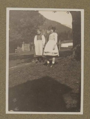 Christiane von Hofmannsthal mit einem Mädchen in Aussee