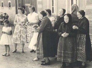 Frauen in der Hoyerswerdaer Tracht aus Spohla : Kleidung - Hoyerswerdaer Tracht. Ort: Spale / Spohla. Frauen in der Hoyerswerdaer Tracht als Zuschauerinnen beim Stoppelreiten.