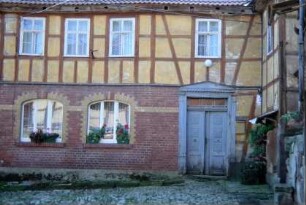 Fassade des Wohnhauses an der Mühle; zweiflügelige Haustür