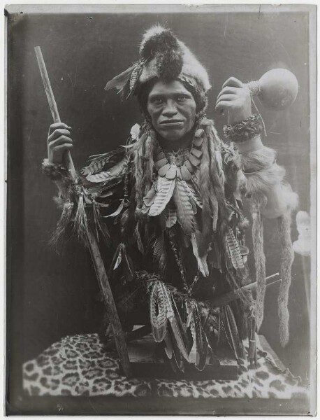 Poupée d'exposition décorée d'objets de la Tumrahá (costume de chaman)