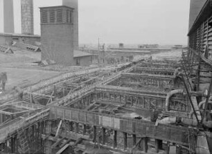 Industrie-Kraftwerk. Zerstörtes Kesselhaus, Blick über das Dach : Lauta (Niederlausitz). Industrie-Kraftwerk. Zerstörtes Kesselhaus, Blick über das Dach