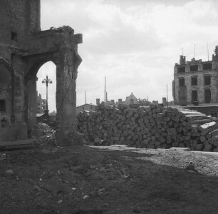 Dresden nach der Bombardierung vom 13./14. Februar 1945. Langholzstapel zwischen Ruinen