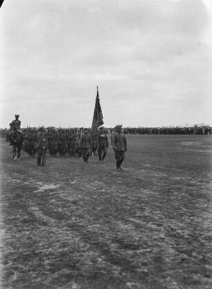 Parade : Parade von Personen in Militäruniformen.