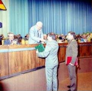 Erich Mückenberger zeichnet Offiziere aus, 13. Kongress der DSF im Palast der Republik