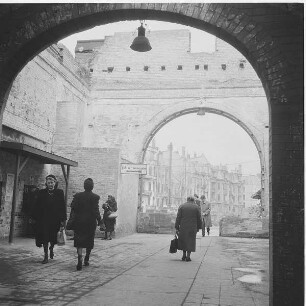 Berlin-Wilmersdorf. Empfangsgebäude des S-Bahnhofs Halensee mit Blick auf den Kurfürstendamm