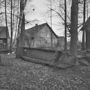 Strohgedecktes Blockhaus in Lehde mit Anlegerstelle. : Ze słomu kryta kładźita chěža w Lědach z přistawnišćom.