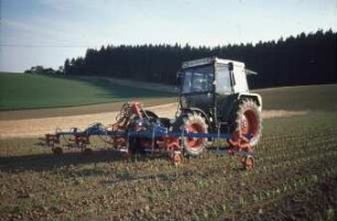 Fotografie: Pflanzenschutz, Mais, Bandspritzung, Frontanbau, Geräteträger