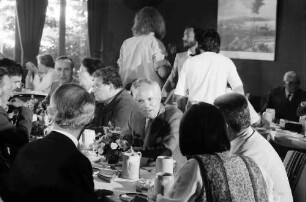 32. Tagung 1982 Physiker; Beim Studentenabend: am Tisch Rudolf L. Mößbauer mit Publikum