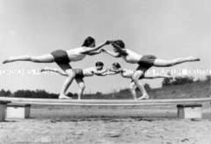 Arbeitsmaiden des Reichsarbeitsdienstes beim Sportunterricht auf dem Schwebebalken