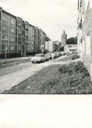 Blick auf ein Wohngebiet in Bernau bei Berlin mit Steintor-Turm im Hintergrund