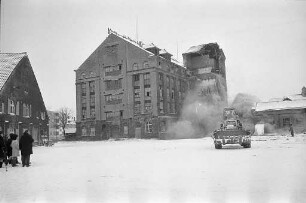 Abbruch von Gebäudekomplexen der Nähmaschinenfabrik Gritzner & Kaiser im Zusammenhang mit dem Bau des zweiten Bauabschnittes der Richt-Wohnanlage.