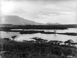 Natronsee am Mount Meru : Blick auf den Njoro Lkatende, einem Natronsee am Mount Meru