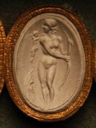 Venus weigert sich, Cupido den Bogen des Mars zu geben (Daktyliothek, Erstes Mythologisches Tausend)