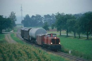 Barabein Lok 251 903 Güterzug Schmalspurstrecke Bahnübergang