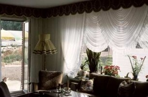 Wohnzimmer mit Couch und Tisch