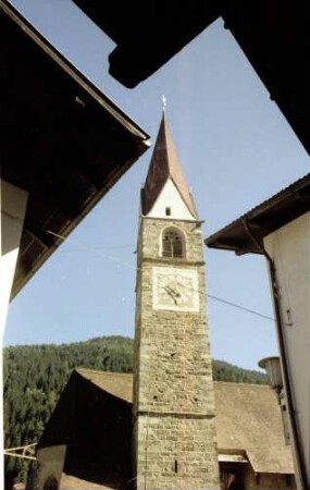 St. Pankraz: spitzer Kirchturm zwischen Dächern