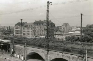 Dresden-Friedrichstadt. Wohnhäuser Roßthaler Straße, Ecke Schweriner Straße. Blick aus dem Bürogebäude Könneritzer Straße 29/33 über die Gleisanlagen nach Westen