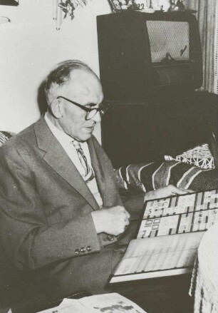 Porträt des Fotografen Berthold Kegebein mit Briefmarkenalbum : Porträt des Fotografen Berthold Kegebein mit Briefmarkenalbum. Güstrow, Schulstraße 4