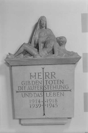 Gedenktafel mit Pietà für die Toten infolge des 1. und 2. Weltkrieges (1922, O. Glaw, P. Horn; 1966, F. Leweke). Halle, Kirche St. Franziskus und St. Elisabeth