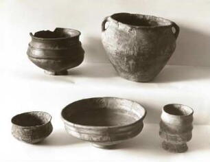 Burgundische Tonwaren (Amphora, Henkeltopf, Napf, Schale mit Standfuß und Faltenbecher) : Burgundische Tonwaren (Amphora, Henkeltopf, Napf, Schale mit Standfuß und Faltenbecher). Ton (100/400). Bautzen: Stadtmuseum V.2427, V.2602 XXXI., V.2422, V.2425, V.375