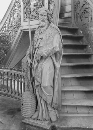 Statue am Treppenaufgang: Heiliger Ambrosius