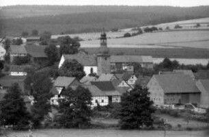 Ortsteilansicht. Blick gegen den Kirchturm