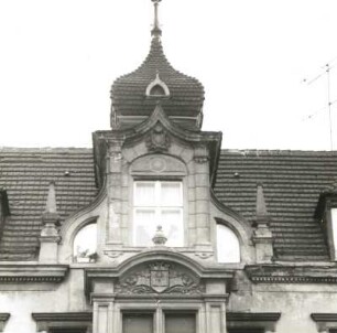 Cottbus, Karl-Liebknecht-Straße 18. Wohnhaus mit Laden (um 1900). Dacherker mit Turm