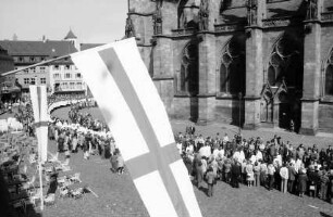 Freiburg: Spalier in das Münster, vom Kaufhaus