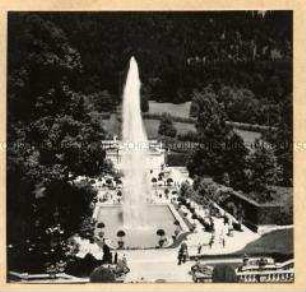 Blick auf die große Fontaine im Garten des Schlosses Linderhof in der oberbayerischen Gemeinde Ettal