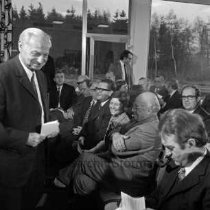 Friedrich-Ebert-Stiftung: Am Kratt: Heimvolkshochschule: Eröffnung: unter den Gästen Bürgermeister Manfred Samusch, Bürgervorsteher Heinz Beusen, nordrhein-westfälischer Ministerpräsident Heinz Kühn, niedersächsischer Ministerpräsident Alfred Kubel, Johannes Rau, Landrat Wennemar Haarmann, 9. Februar 1973