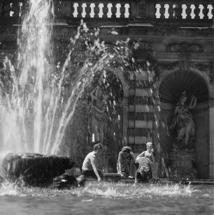 Dresden-Altstadt. Zwinger (1709-1728; M. D. Pöppelmann, B. Permoser). Nymphenbad. Besucher am Brunnenbecken