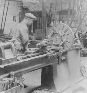 Bohren eines Loches an der Drehbank : Technikgeschichte | Technologie | Maschinenbau und Eisengiesserei | Dampfmaschinenbau | Cottbusser Maschinenbau-Anstalt und Eisengießerei AG