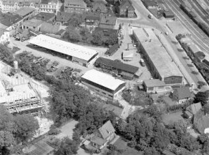 Machinenfabrik Lythall KG (Mommsenstraße): Luftbild des Betriebsgeländes: im Vordergrund links Straße Sülzberg mit Hochhäusern im Bau, im Hintergrund die Bergstraße, rechts Bahnstrecke Hamburg-Lübeck