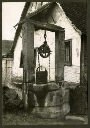 Haus 117, Ziehbrunnen, Galgenbrunnen, Sandstein, 18. Jh.