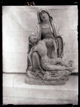 Kirche, Hochaltaraufsatz, Holzplastik " Pieta" nach der Restaurierung