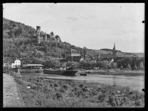 Blick auf Schiffsanlegestelle, Burg und Mainufer