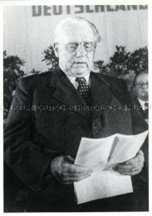 Präsident Wilhelm Pieck verliest seine Antrittsrede