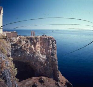 Lindos (Rhodos). Akropolis von Lindos, Der Ost-Portikus der Propyläen überm Absturz des Kapfelsens. Drunten Kulthöhle der Lindia