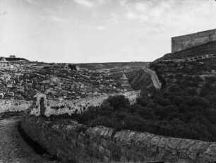 Kidrontal : Blick auf das Kidrontal und die zahlreichen Gräber. In der rechten Bildmitte befindet sich Grab Abschaloms.