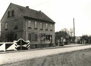 Verschandelung eines Dorfbildes durch Reklametafeln im Dorf Folbern bei Großenhain