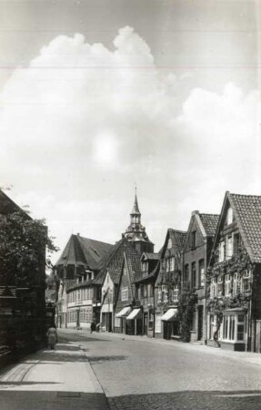 Lüneburg, Bei der St. Johanniskirche. Häuserzeile gegen Kirchturm der St. Johanniskirche